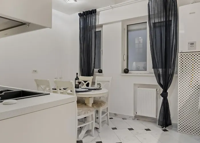 Sweet Luxury Three City Center Universitate *