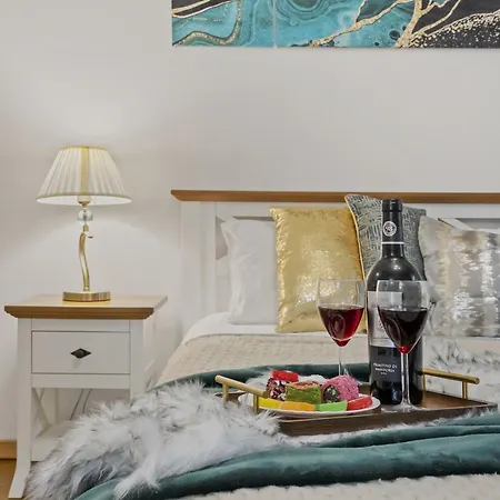 Sweet Luxury Three City Center Universitate *