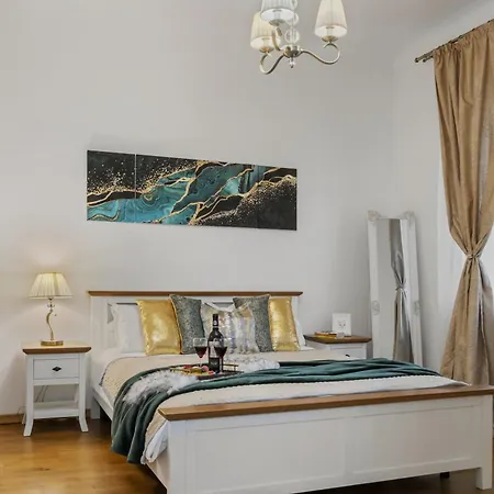 Sweet Luxury Three Center Universitate Apartman