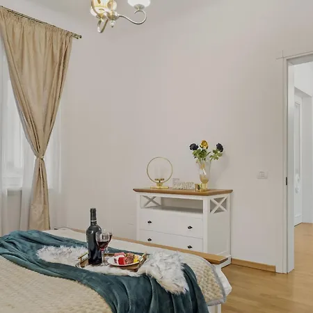 Sweet Luxury Three Center Universitate Apartman