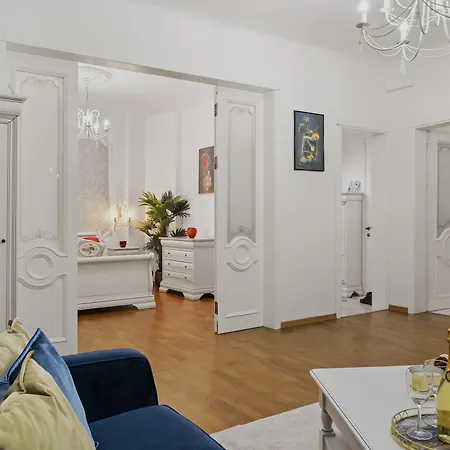 Sweet Luxury Three City Center Universitate *