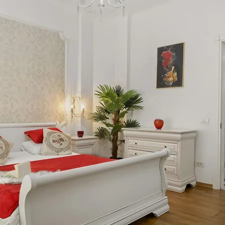 Sweet Luxury Three City Center Universitate Apartment *